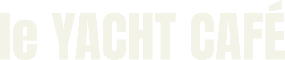 Logo horizontal avec typographie beige sur fond transparent, le Yacht Café, restaurant Carnon.