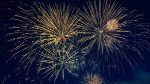 Vue sur un feu d'artifice en pleine nuit, pour illustrer la fête nationale, le Yacht Café, animation Carnon port.