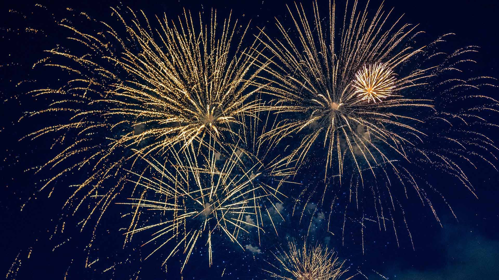 Vue sur un feu d'artifice en pleine nuit, pour illustrer la fête nationale, le Yacht Café, animation Carnon port.