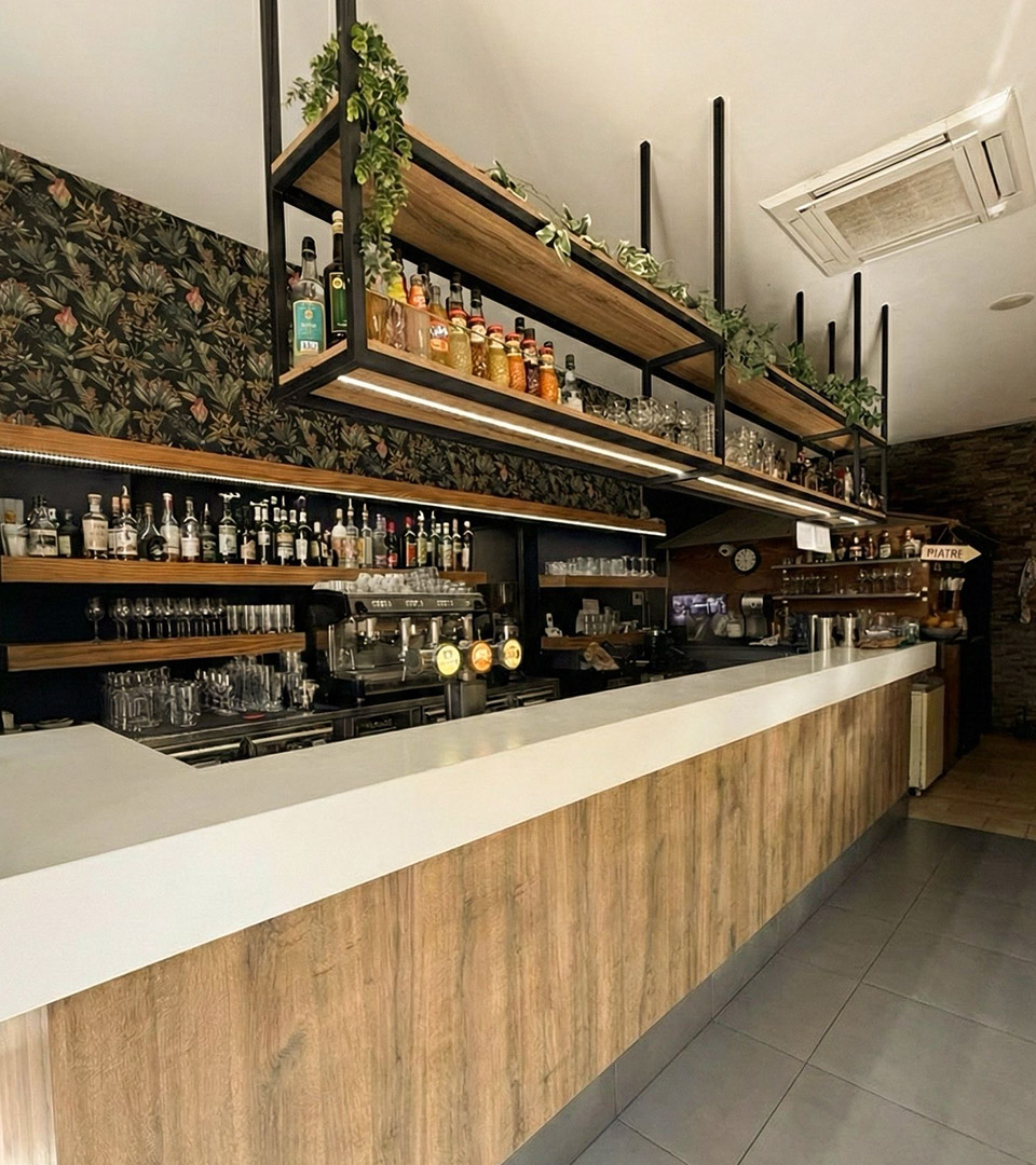 Vue sur le bar, sur toutes les boissons proposées et sur l'intérieur du restaurant Carnon, le Yacht Café.