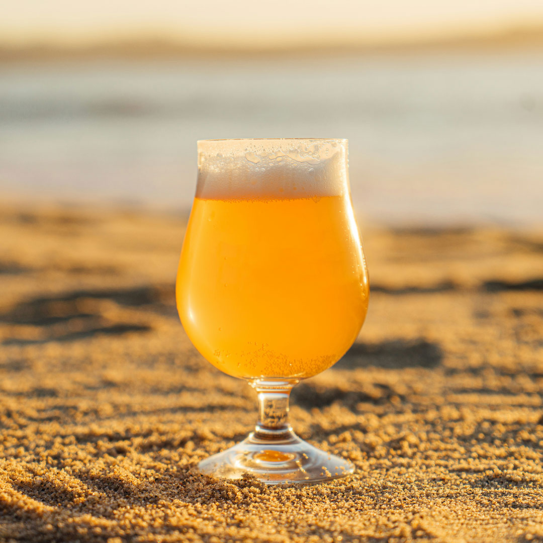 Vue sur une bière en pression sur le sable de la plage Carnon, le Yacht Café, bar Carnon.