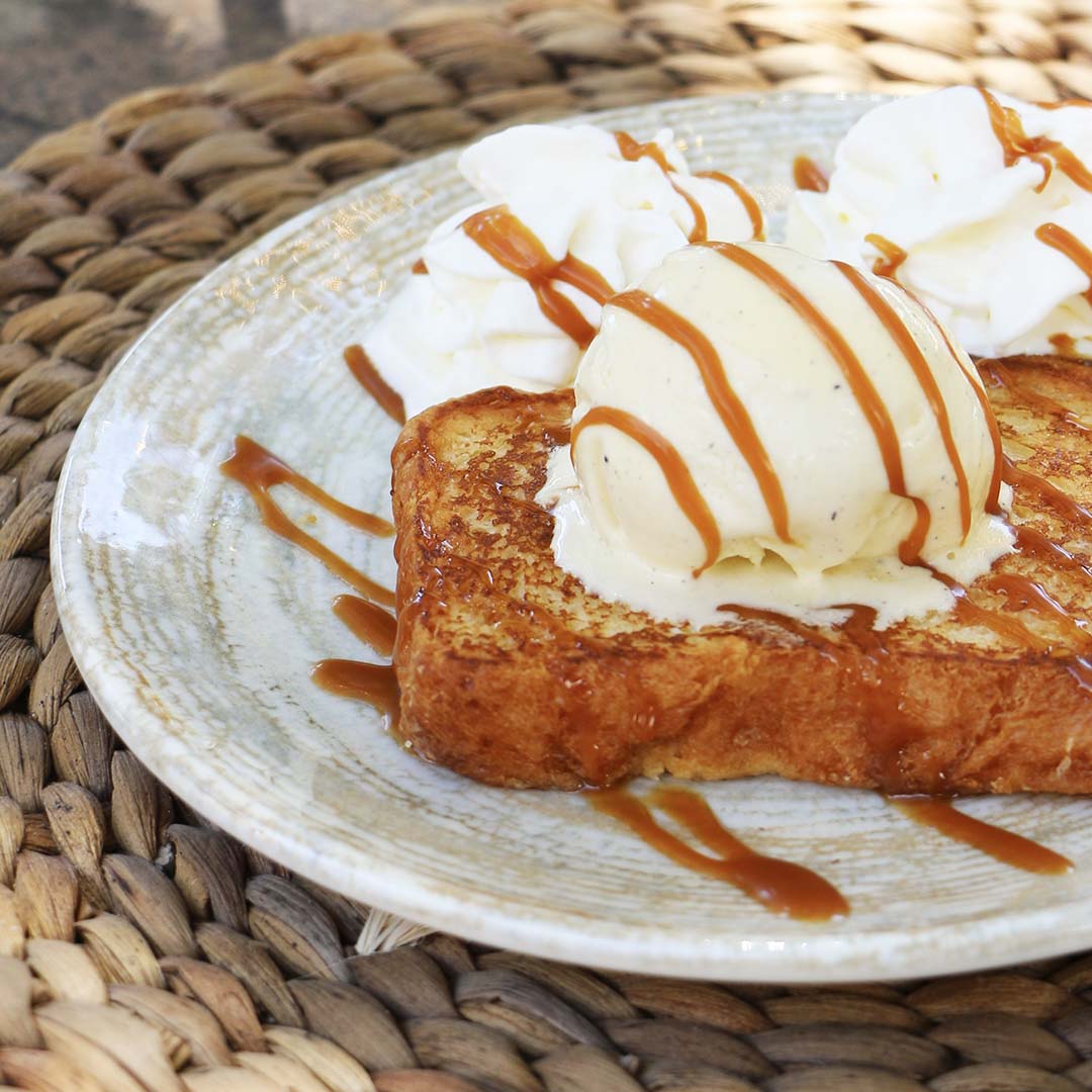 Vue sur le dessert "Brioche Perdue" avec glace vanille et chantilly, le Yacht Café, crêperie Carnon.