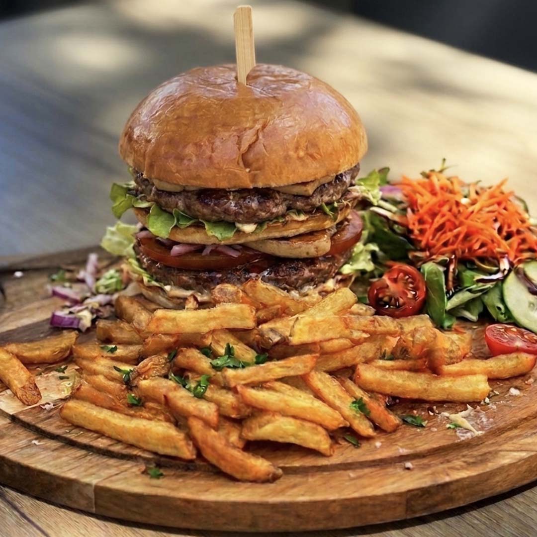 Vue sur le "Burger Rossini" avec steak haché, foie gras, tomates et oignons, le Yacht Café, restaurant poisson Carnon.