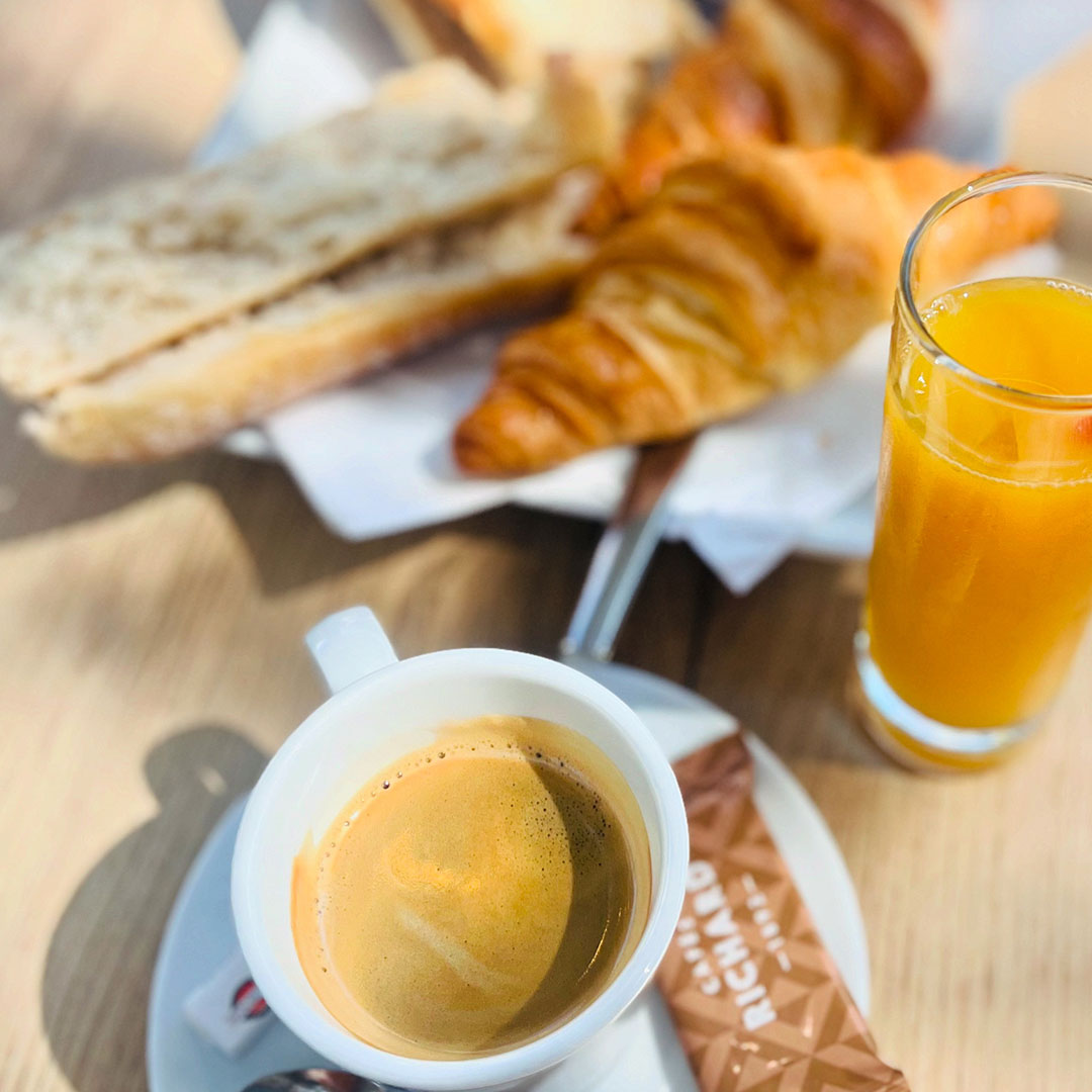 Vue sur le petit-déjeuner au Yacht Café avec café, croissants et tartines, bar Carnon.