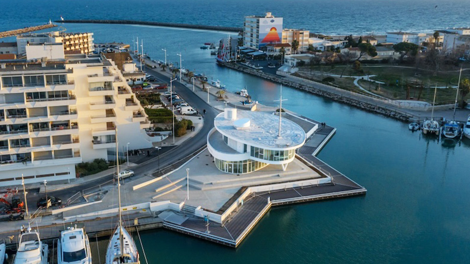 Vue aérienne de la capitainerie de Carnon avec vue sur la mer, restaurant Carnon, le Yacht Café.
