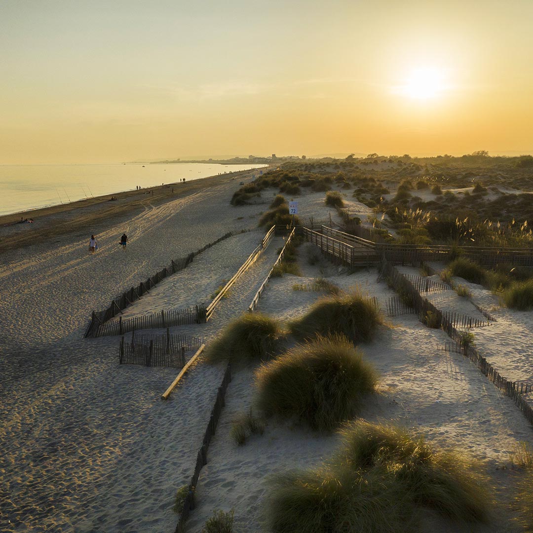 Vue sur le coucher de soleil depuis les plages du Petit Travers, le Yacht Café, restaurant Carnon port, photo Melkan Bassil.