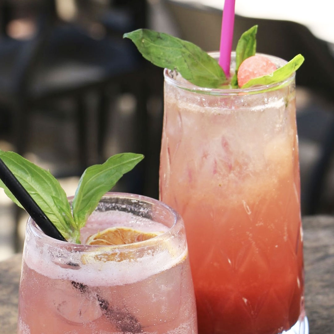 Vue sur deux cocktails du Yacht Café dans des tons rouge et rose, bar Carnon.