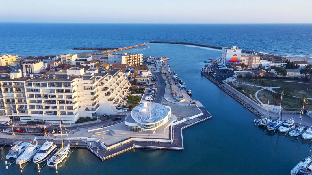 Vue aérienne de la capitainerie de Carnon avec vue sur la mer, le Yacht Café, restaurant Carnon port.