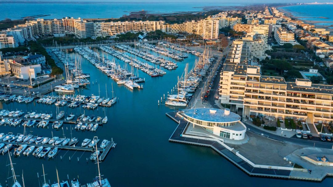 Vue aérienne de l'ensemble du port de Carnon et de la promenade, le Yacht Café, restaurant Carnon port.