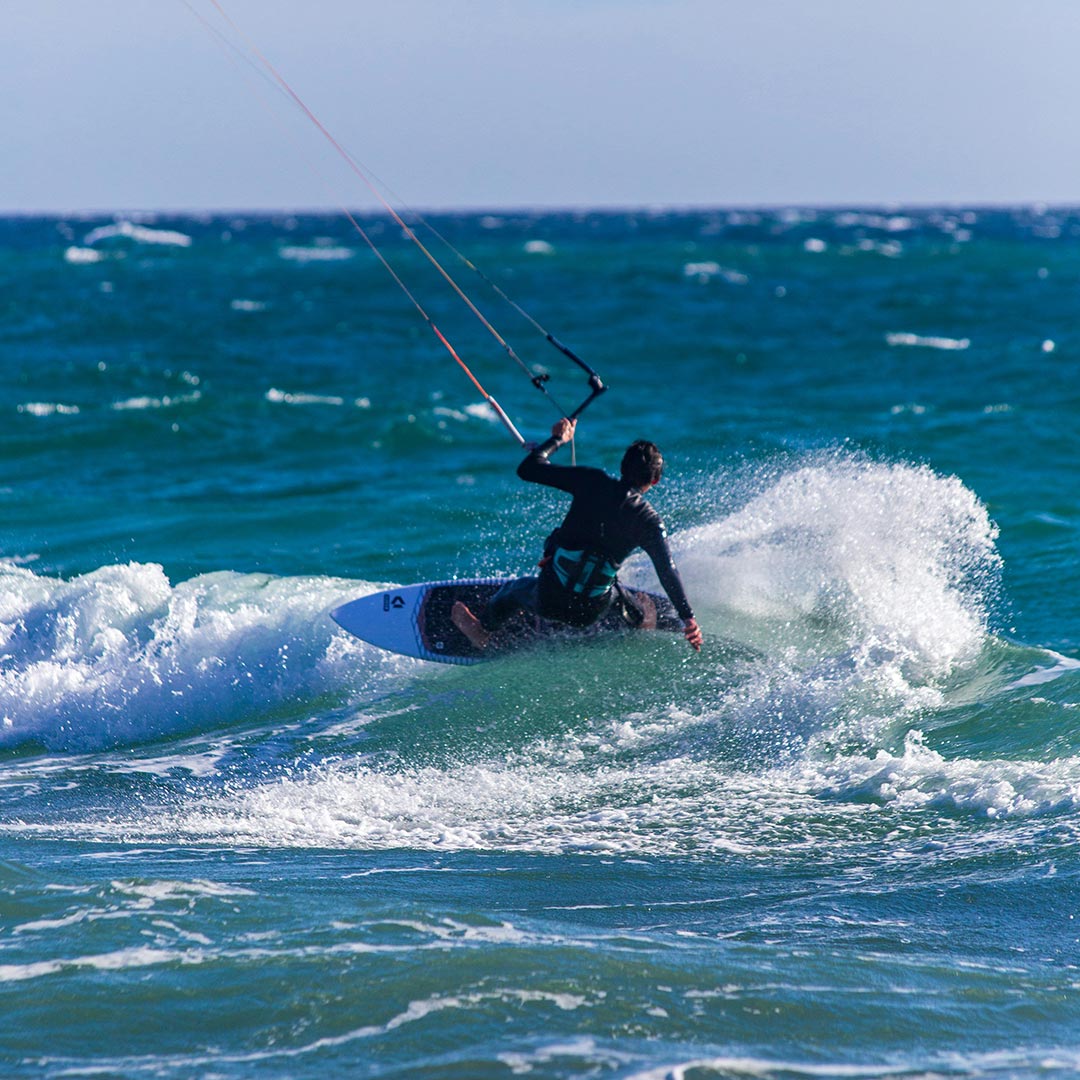 Vue sur un kitesurfeur sur la mer Méditerranée, le Yacht Café, restaurant Carnon port, photo par Renan Brun.