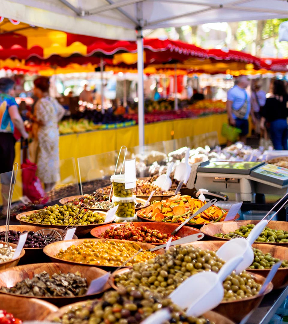 Vue sur un stand d'olives pour illustrer les marchés traditionnels à Carnon, le Yacht Café, restaurant Carnon port.