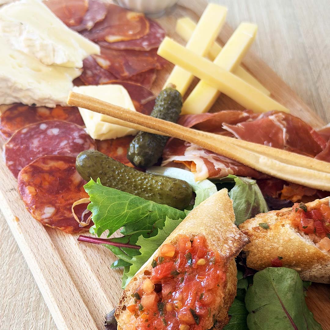 Vue sur les tapas "Planche Mixte" avec charcuterie et fromages, le Yacht Café, restaurant poisson Carnon.