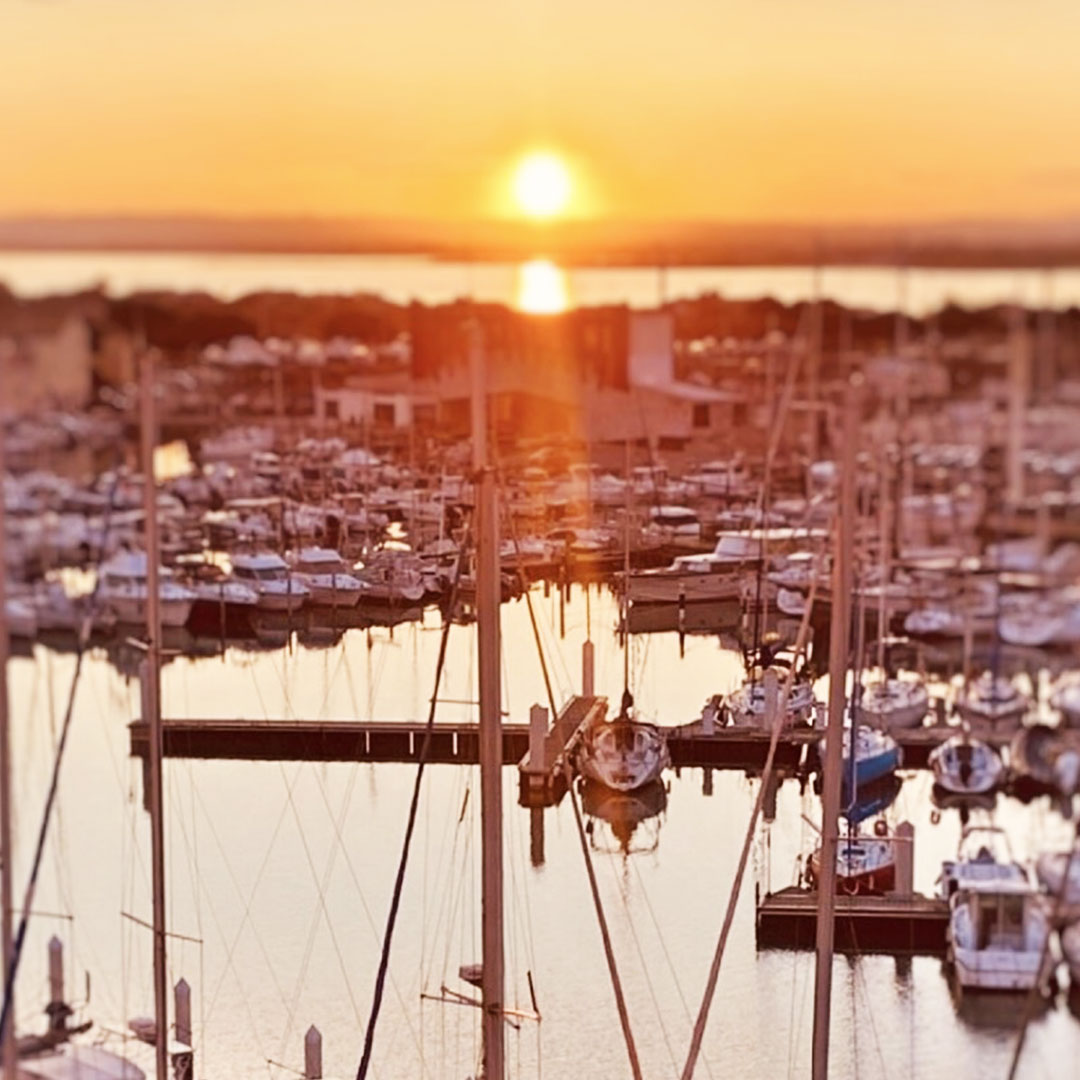 Vue en plongée sur le port de Carnon et ses nombreux voiliers avec coucher de soleil, restaurant Carnon, le Yacht Café.