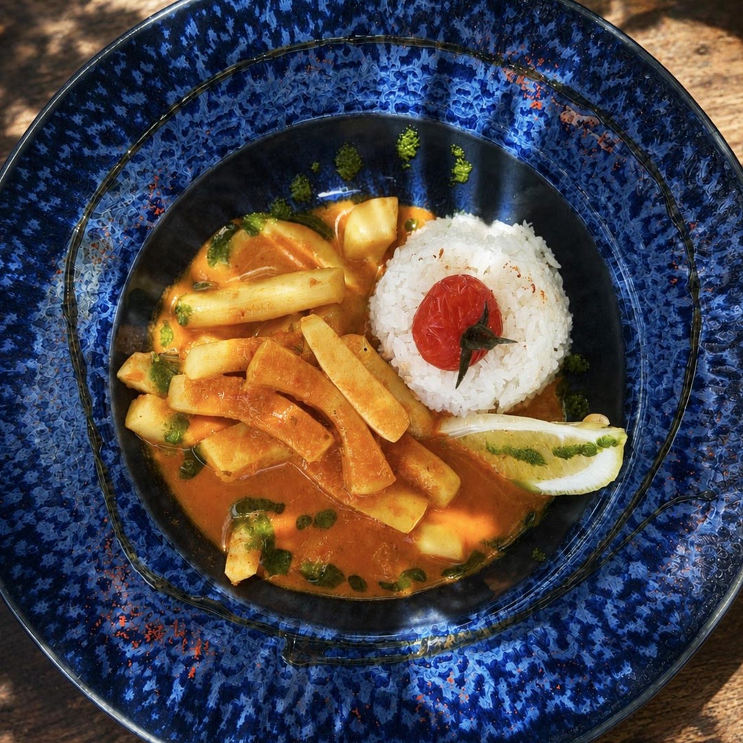 Vue sur une assiette bleue avec "Rouille de Seiche Maison" et riz, le Yacht Café, menu moule frite Carnon disponible.