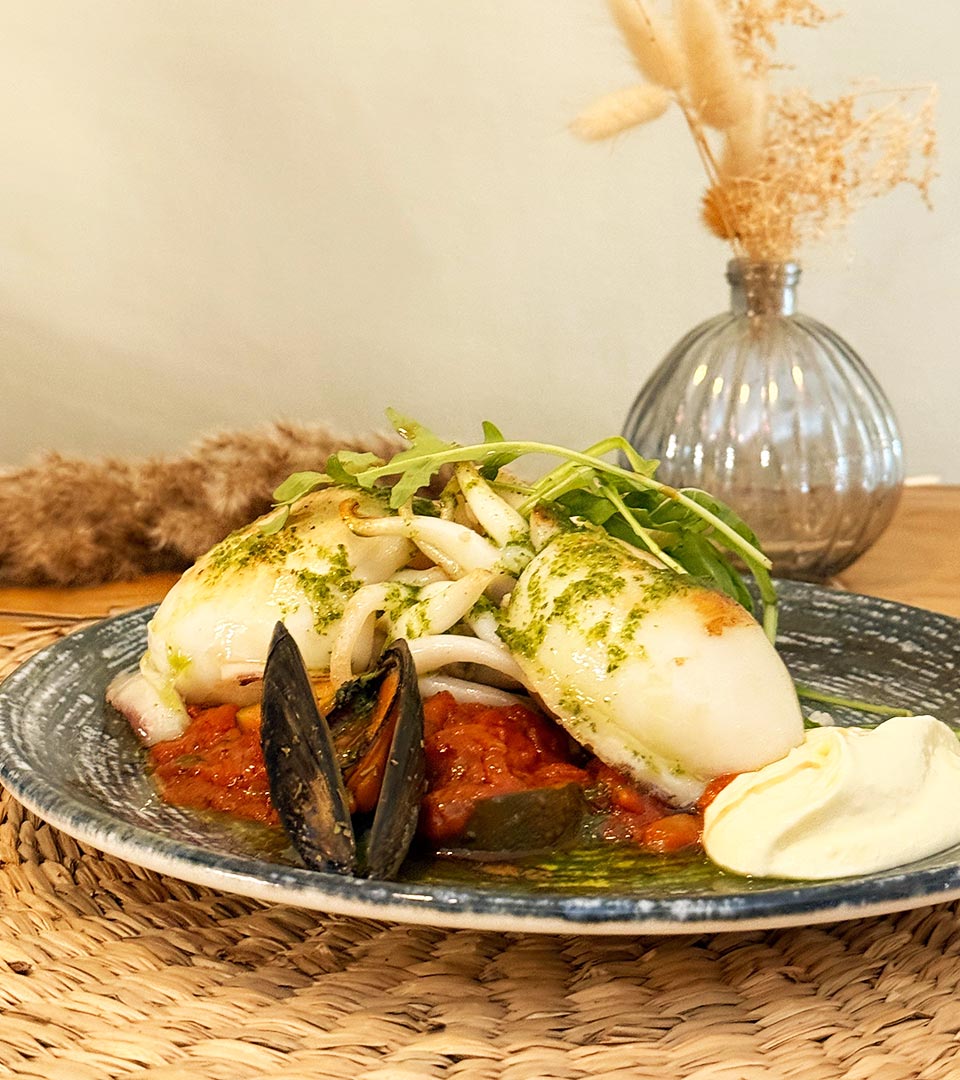 Vue sur le plat "Seiche à la Plancha" avec décoration, le Yacht Café, restaurant Carnon Plage.