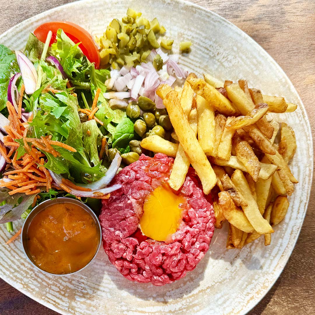 Vue sur le plat "Tartare Français" avec frites et salades, le Yacht Café, restaurant poisson Carnon.