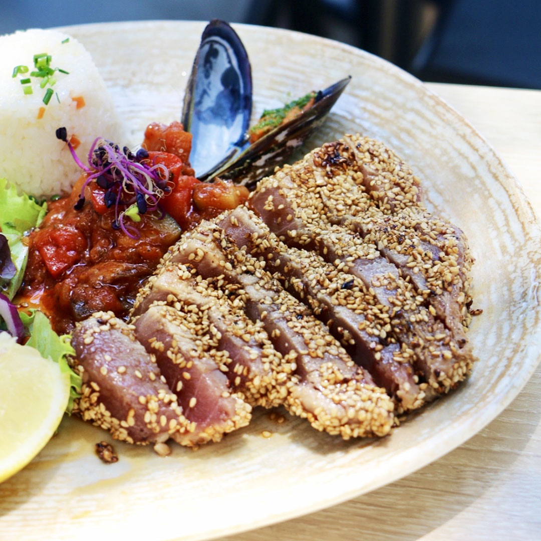 Vue sur le plat Tataki de thon du Yacht Café, restaurant Carnon.