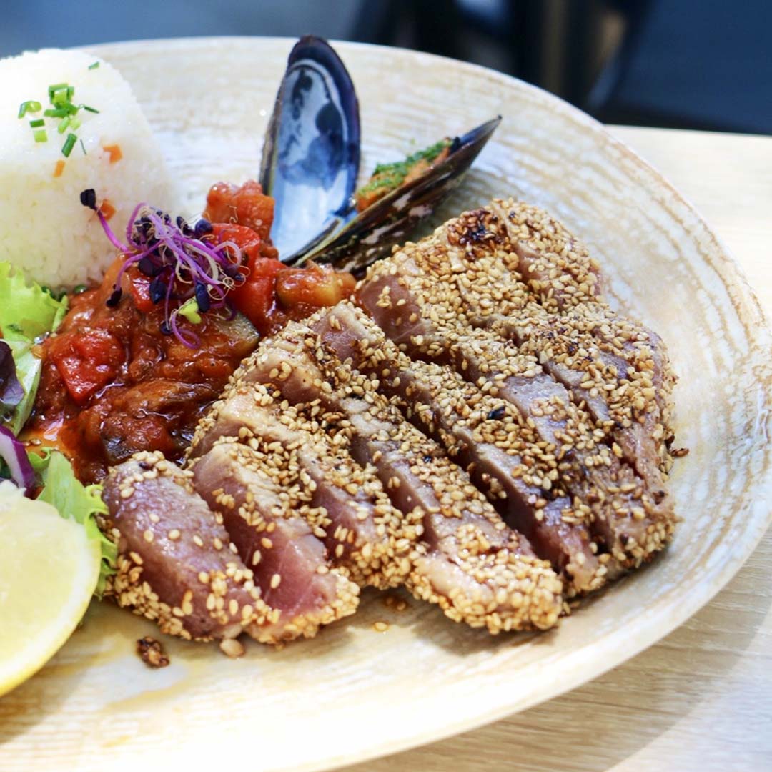 Vue sur le plat "Tataki de Thon" avec riz et salades, le Yacht Café, restaurant poisson Carnon.