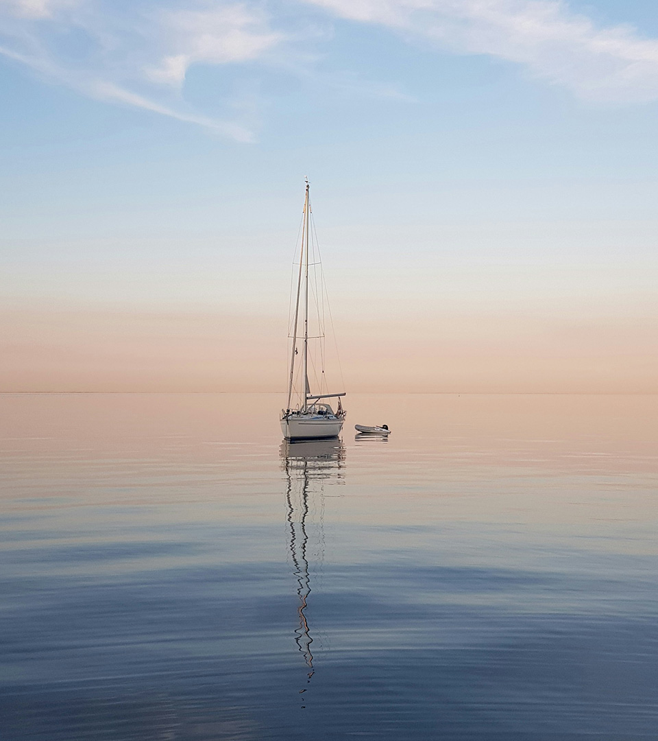 Vue sur un voilier en pleine mer lors d'un lever de soleil, le Yacht Café, restaurant Carnon port, photo Florian Van Schreven