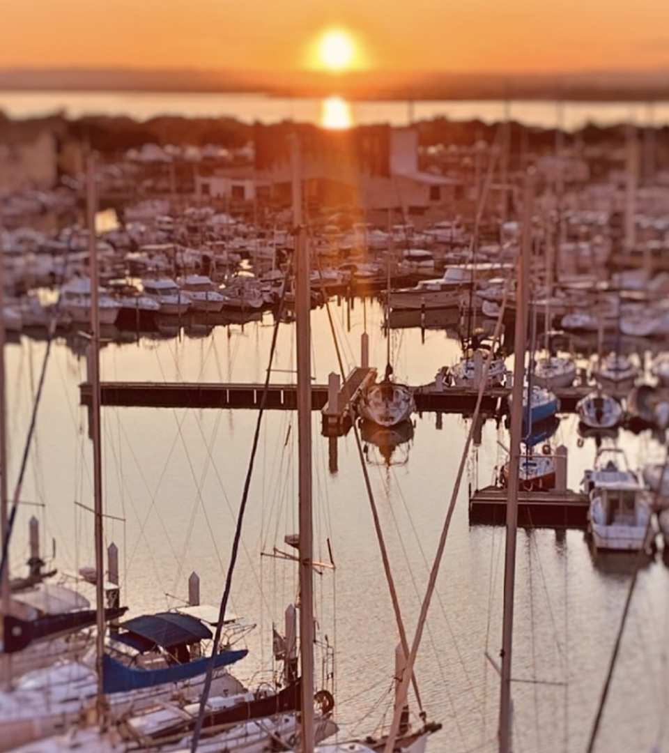 Vue en plongée sur le port de Carnon avec le coucher de soleil au loin, Carnon Plage restaurant, le Yacht Café.
