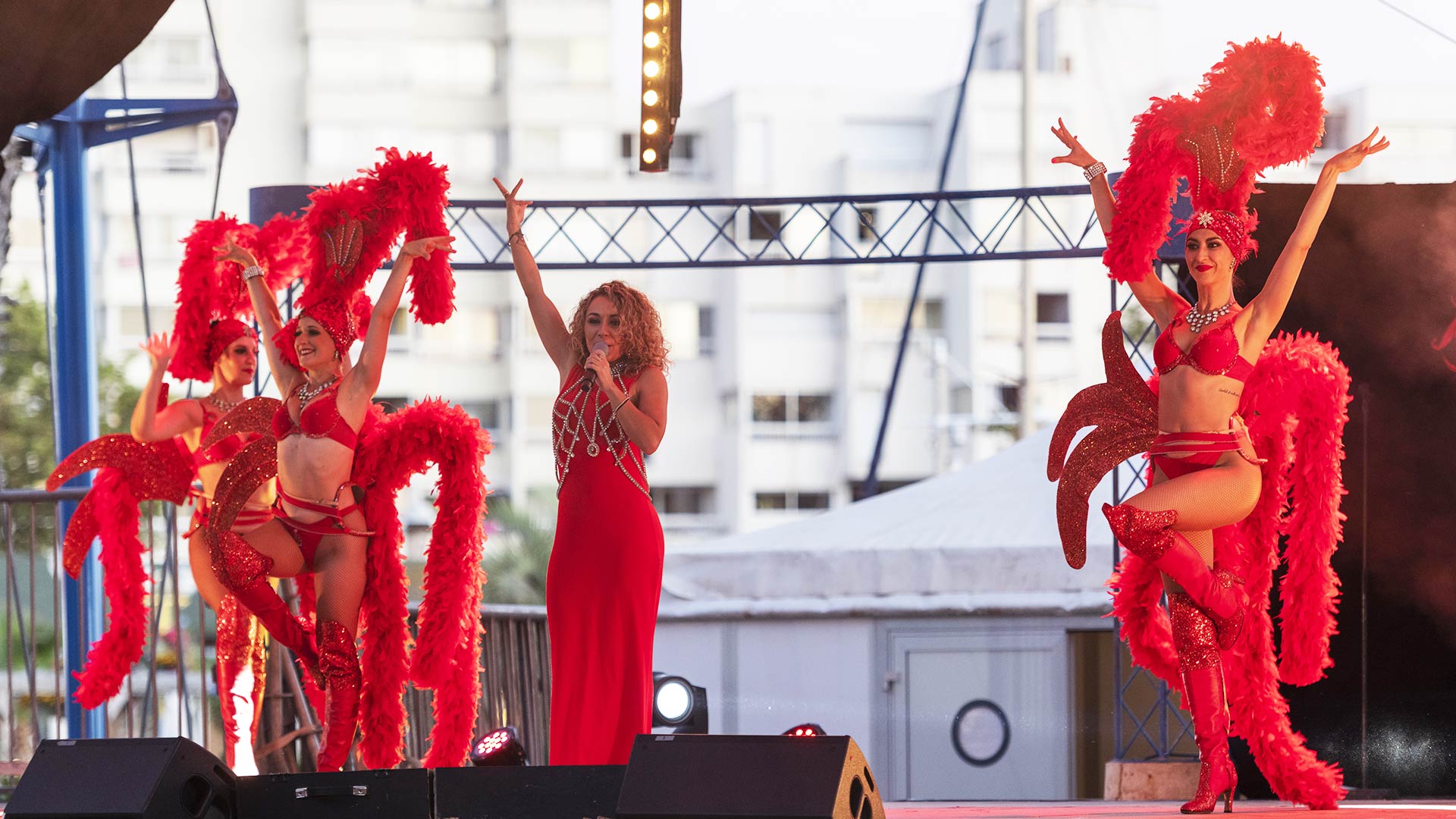 Vue sur le kiosque à musique de Carnon avec un spectacle danse & chanson sur la scène, le Yacht Café, spectacle Carnon port.