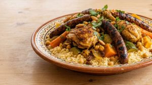 Vue sur un couscous marocain avec merguez et poulet pour un couscous à Carnon au Yacht Café.